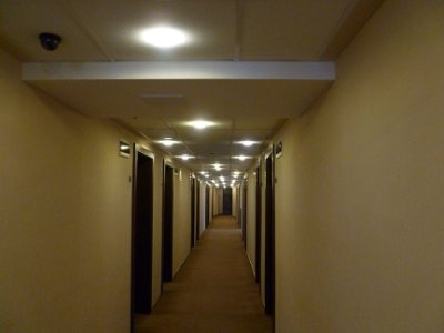 Установка светодиодных ламп GU5.3-3Вт от компании Время света в коридорах бизнес-центре Виктория