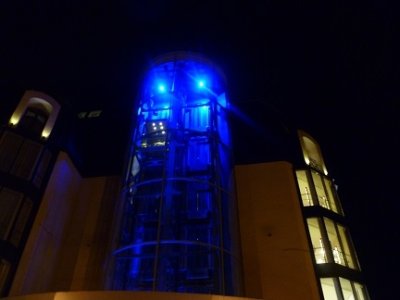 Цветная подсветка шахты лифта выполнена прожекторами Linterna L36RGB-DMX-220